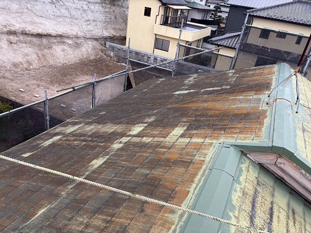 広範囲にサビが出た屋根